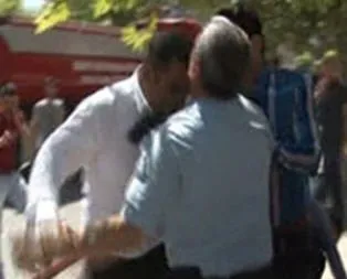 Polise önce kafa attı!