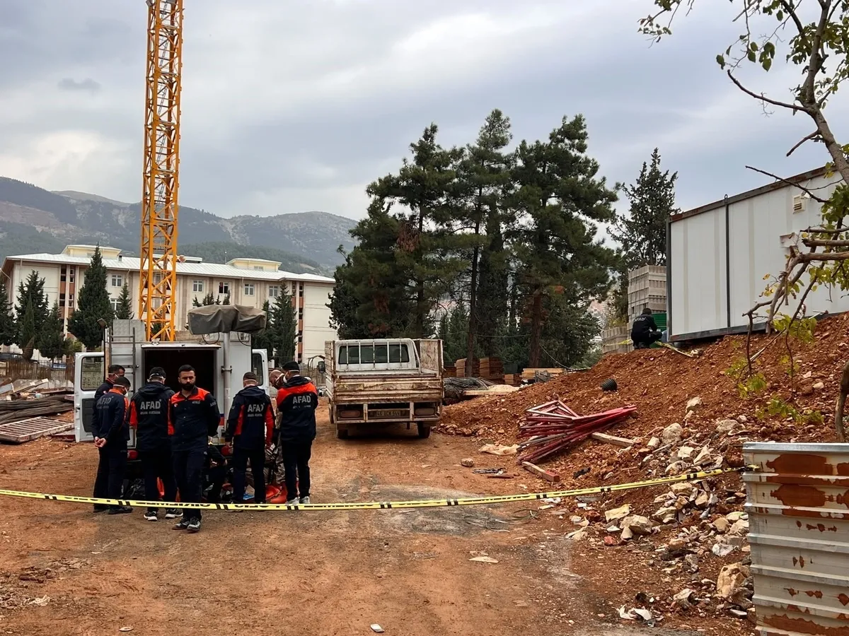 kahramanmarasta-iki-okulda-alarm-20-ogrenci-hastanelik-oldu-1791970780648.jpeg Kahramanmaraş'ta iki okulda alarm! İnşaat alanından yayılan yoğun koku nedeniyle 20 öğrenci hastanelik oldu-5