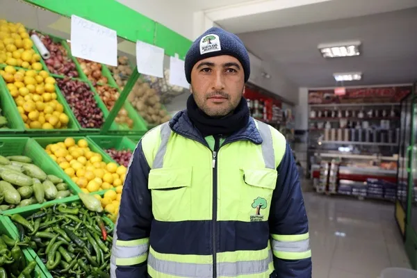 isci-marketi-kirletmemek-icin-camurlu-ayakkabilarini-cikardi-1648110708726.jpg Marketi kirletmemek için çamurlu ayakkabılarını çıkardı-4