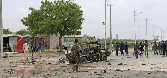 Somali'nin başkenti Mogadişu'da Savunma Bakanlığı binası yakınlarındaki intihar saldırısında 13 kişi öldü, 10 kişi yaralandı