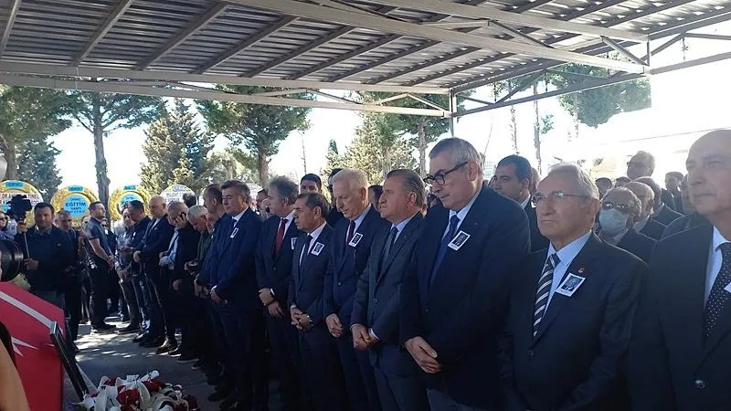 TSYD'nin eski başkanlarından Togay Bayatlı son yolculuğuna uğurlandı! Cenazede soğuk rüzgarlar: Ali Koç ve Hasan Arat, Dursun Özbek ile yan yana gelmedi-2