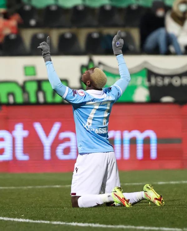 trabzonsporda-cornelius-ve-bakasetas-attigi-gollerle-kouassi-yaptigi-asistlerle-dikkat-cekti-1654338965789.jpg Trabzonspor'da Cornelius ve Bakasetas attığı gollerle, Kouassi yaptığı asistlerle dikkat çekti!-4