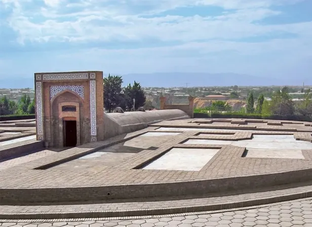 ulug-bey-kimdir-nereli-ne-zaman-oldu-eserleri-neler-ulug-bey-rasathanesi-hangi-sehirde-ulug-bey-rasathanesini-1663688454547.jpeg Uluğ Bey Rasathanesi hangi şehirde? Uluğ Bey Rasathanesi'ni kim yaptı? Uluğ Bey kimdir, nereli, ne zaman öldü, eserleri neler?-4