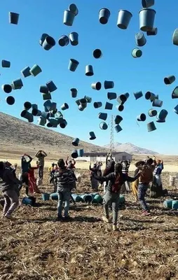 Mevsimlik tarım işçilerinin mutluluk pozu