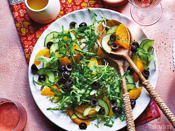 Zeytinyağlı Fırın Tavuk Ve Közlenmiş Sebzeler Zeytinyağlı Fırın Tavuk, Protein Açısından Güçlü Bir Öğün Sunarken Közlenmiş Sebzelerle Hem Lezzetini Artırır Hem...