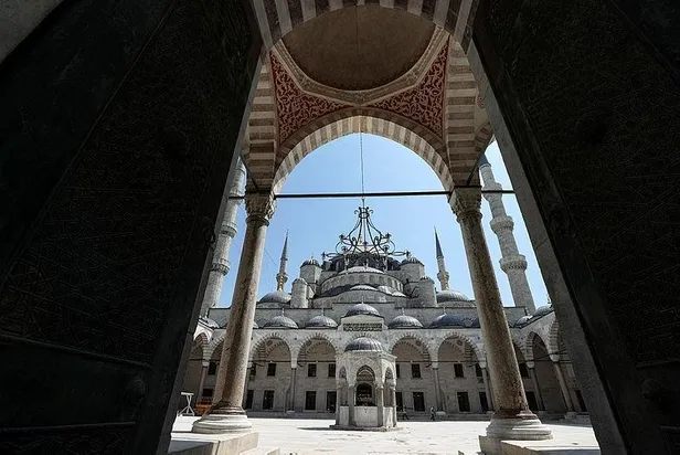 5-yil-suren-restorasyon-tamamlandi-sultanahmet-camii-ibadete-aciiiyor-1682062289614.jpg