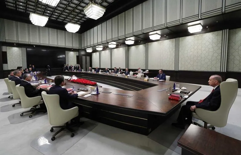 kabine-gunu-baskan-erdoganin-masasinda-ne-var-1760509572586.jpeg Kabine Başkan Erdoğan liderliğinde toplanıyor (Fotoğraf: Takvim.com.tr Arşiv)