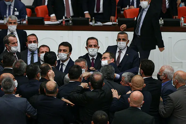 son-dakika-butce-gorusmeleri-sirasinda-tbmmde-yumruklu-kavga-1638959797235.jpg