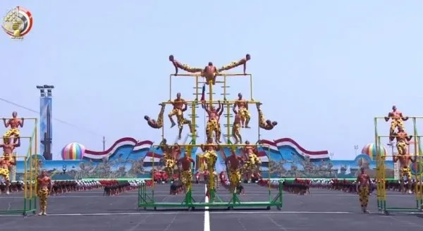 Mısır Ordusu'ndan sirk gösterisi! Gövde gösterisi yapayım derken rezil oldular-4