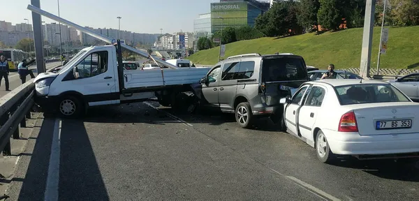 1636719685004.jpg İstanbul Bahçelievler'de zincirleme kaza! 7 araç birbirine girdi trafik kilitlendi-2