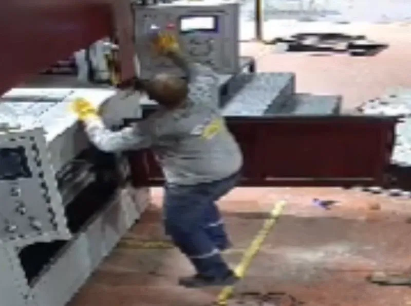 Kocaeli'de kan donduran son: Pres makinesine sıkışan iş yeri sahibinin öldüğü kaza anı kamerada-4