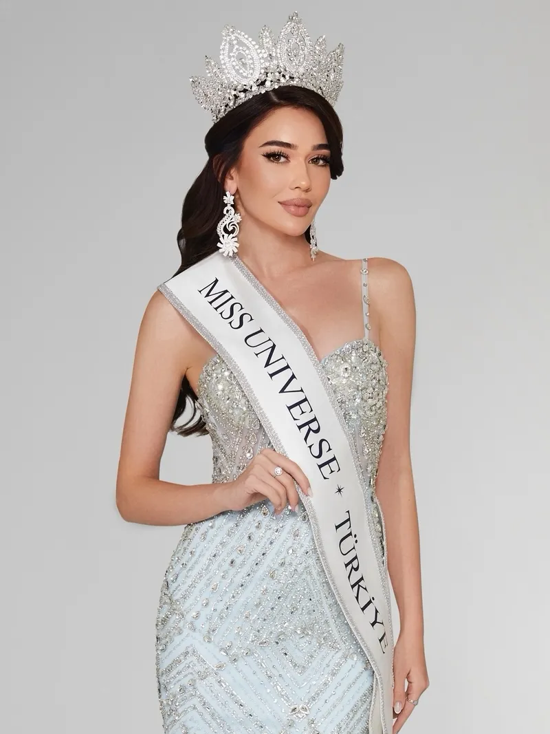 miss-universe-turkiye-adayi-ceren-arslan-turk-bayragini-istedi-guvenlik-izin-vermedi-1763644375280.jpg Kaynak: Sosyal medya
