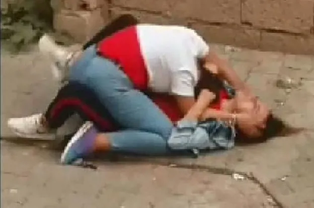 Liseli kızların sokak ortasındaki kavgası dehşete düşürdü