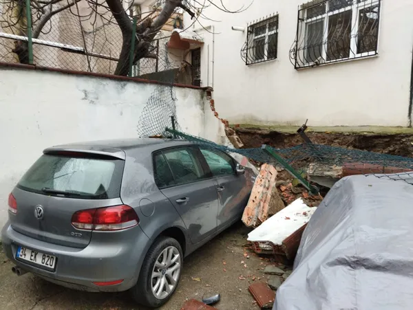 istanbulda-saganak-yagmur-uskudarda-istinat-duvari-coktu-4-arac-zarar-gordu-1639669999372.jpg İstanbul'da sağanak yağmur! Üsküdar'da istinat duvarı çöktü 4 araç zarar gördü-4