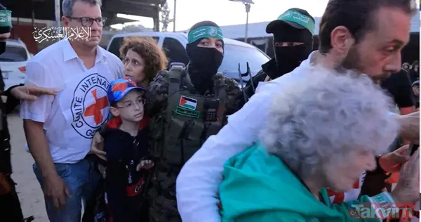 Tarihi esir takası tarihi kareler! İsrailli rehineler Hamaslılara el sallayıp veda etti... Siyonist işgalciler ise Filistinlilere saldırdı - 38