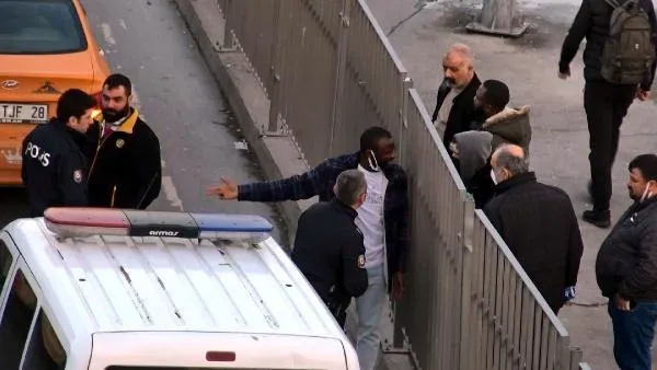Avcılar'da taksiciyle yabancı uyruklu yolcunun ücret tartışması! Demir parmaklıkların arasında bekleterek gitmelerine izin vermedi-5