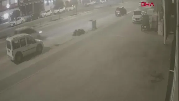 Mardin'de otomobilin park halindeki hafif ticari araca çarptığı kaza kamerada