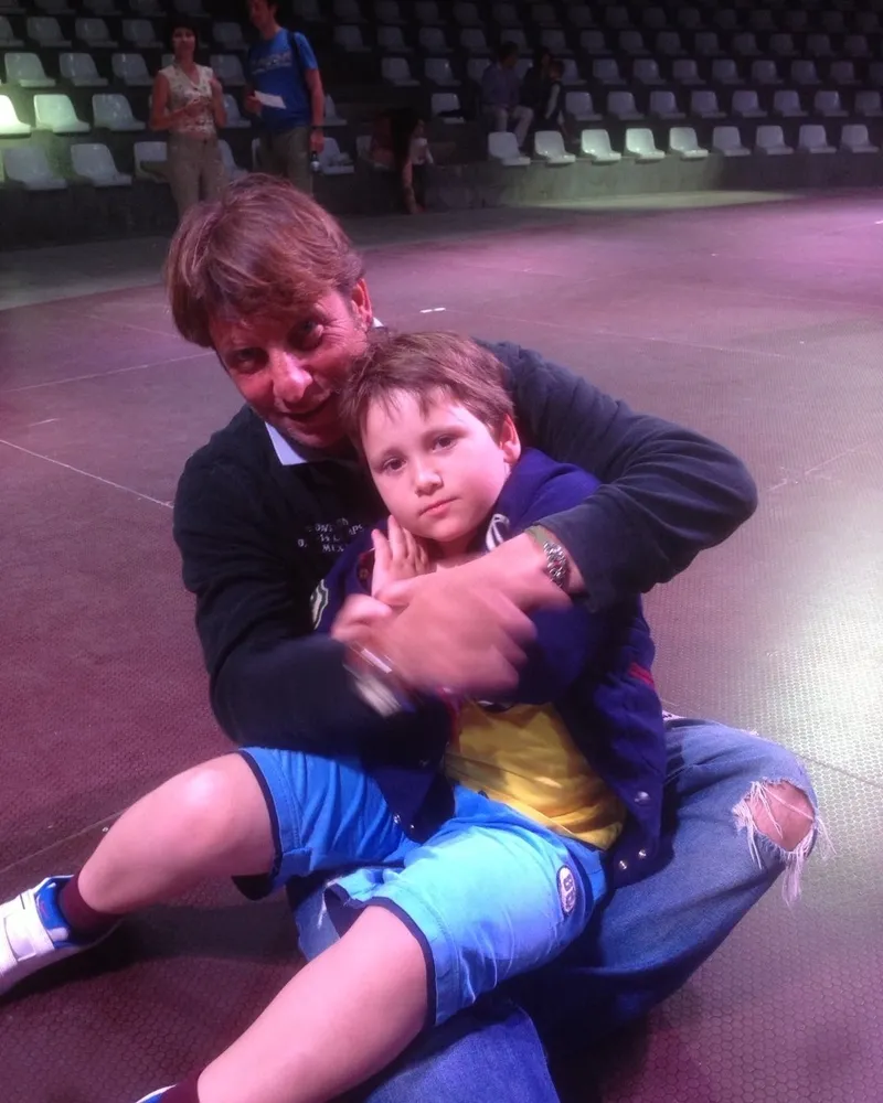 5-yil-evli-kalmislardi-kaya-cilingiroglu-ile-feraye-tanyolacin-ogullari-18-yasina-basti-son-hali-sasirtti-ilk-1724319265183.jpg 5 yıl evli kalmışlardı! Kaya Çilingiroğlu ile Feraye Tanyolaç’ın oğulları 18 yaşına bastı! Son hali şaşırttı! İlk yorum Hülya Avşar’dan...-7