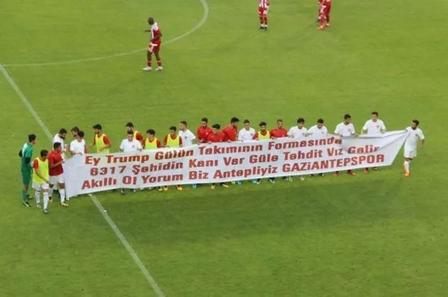 Gaziantepsporlu futbolcular ABD Başkanı Trump'a pankartla tepki gösterdi!