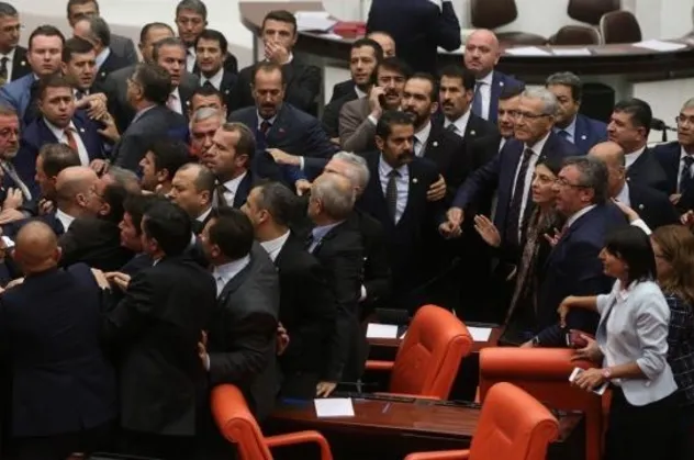 TBMM'de CHP ve MHP milletvekilleri arasında arbede