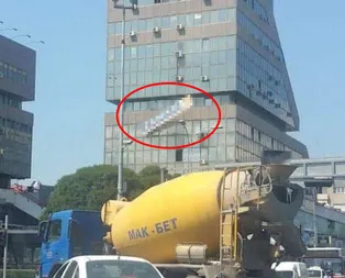 Üsküpte FETÖ’ye şok! Propaganda organı Zaman gazetesinin tabelası indirildi