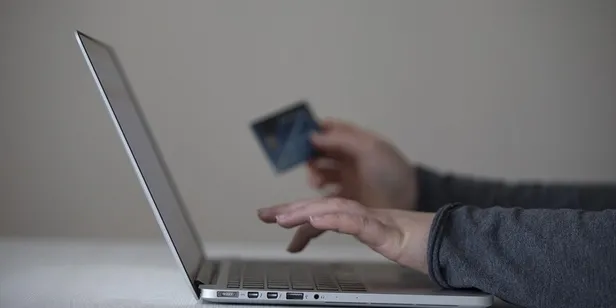 ticaret-bakanligi-uyardi-internet-ve-telefon-araciligiyla-yapilan-satislarda-1603101528397.jpg Ticaret Bakanlığı uyardı! İnternet ve telefon aracılığıyla yapılan satışlarda...-5