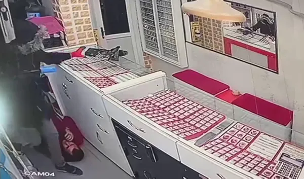 agrida-kuyumcuya-yonelik-silahli-saldiri-guvenlik-kamerasina-yansidi-1647671738399.jpg