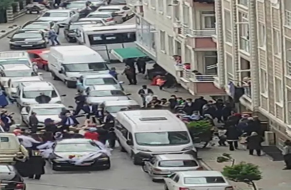 İstanbul'da kısıtlamaya rağmen sokakta düğün eğlencesi-1