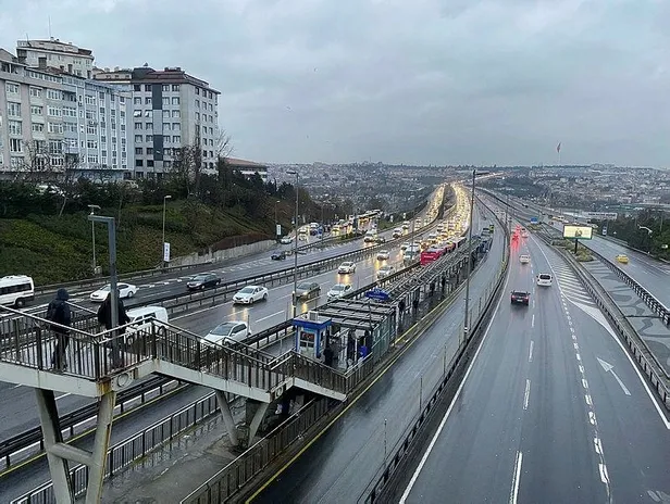 İstanbul güne yağmurla uyandı trafik yoğunluğu yüzde 47'ye yükseldi-1