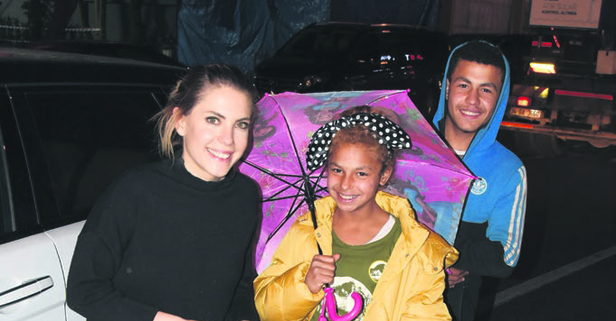 Eda Ece'den alkışlık hareket! Geçimini kağıt toplayarak sağlayan ailenin gecesini ısıttı...