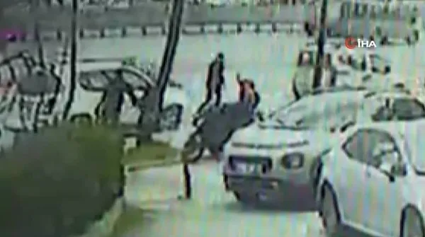 istanbulda-milyonluk-vurgun-dakikalar-icinde-para-dolu-cantayi-caldilar-1642490570064.jpg İstanbul'da milyonluk vurgun! Dakikalar içinde para dolu çantayı çaldılar-4