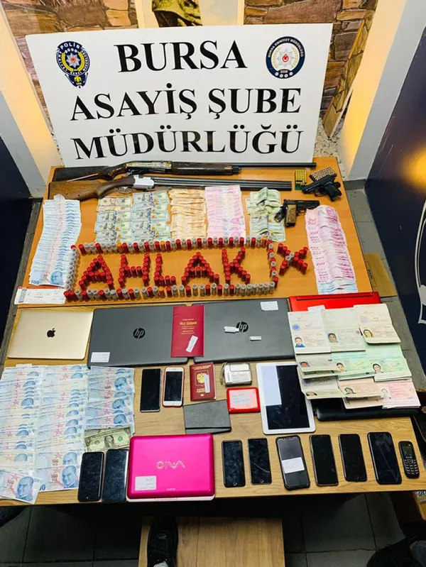 bursa-ve-istanbulda-fuhusa-karsi-vip-1-operasyonu-dikkat-ceken-ifade-sakin-olun-turk-polisiyiz-1638251867554.jpg Bursa ve İstanbul'da fuhuşa karşı 'VİP 1 Operasyonu'! Dikkat çeken ifade: Sakin olun Türk polisiyiz-2