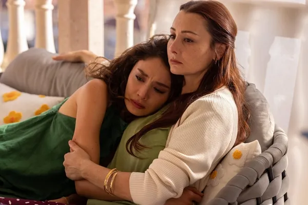 safir-5-bolumune-dair-detaylar-ortaya-cikti-feraye-zor-durumda-iste-safir-yeni-bolumden-ipuclari-1695989714991.jpg Safir 5. bölümüne dair detaylar ortaya çıktı: Feraye zor durumda! İşte Safir yeni bölümden ipuçları...-1