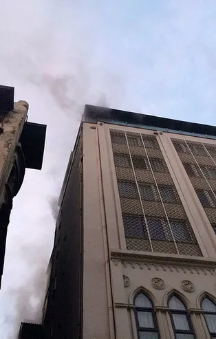 Karaköy'de otel yangınına müdahale edildi