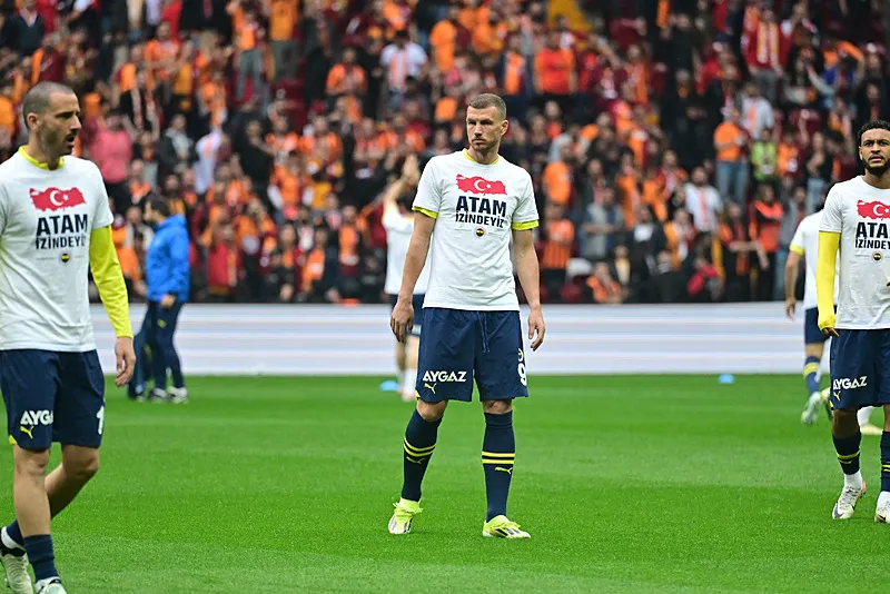 Fenerbahçe'de Edin Dzeko'nun Galatasaray maçı sonrası görüntüsü olay oldu! Alkış alan hareket - 14