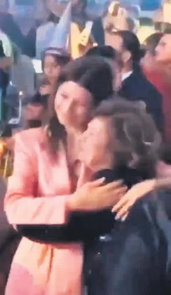 mutluluk-saati-1704142845625.jpeg Gelin kaynana buzları eritti! Beren Saat, kayınvalidesi ile eşi Kenan Doğulu'yu yalnız bırakmadı-3