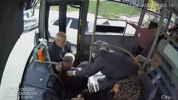 kadin-otobus-soforu-bayilan-yolcuyu-guzergah-degistirip-hastaneye-yetistirdi-1649857799432.jpg Kadın otobüs şoförü bayılan yolcuyu güzergah değiştirip hastaneye yetiştirdi-3