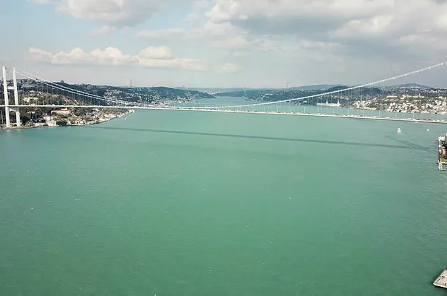 İstanbul Boğazı'nda şaşırtan görüntü! Böylesi ilk kez oldu