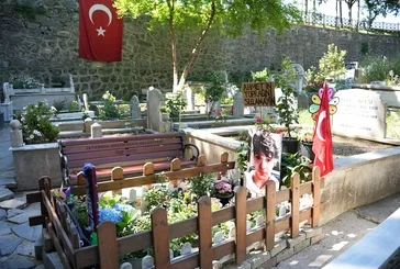 Mattia Ahmet’in ailesi bayramda çocuklarının mezarı başında dua etti