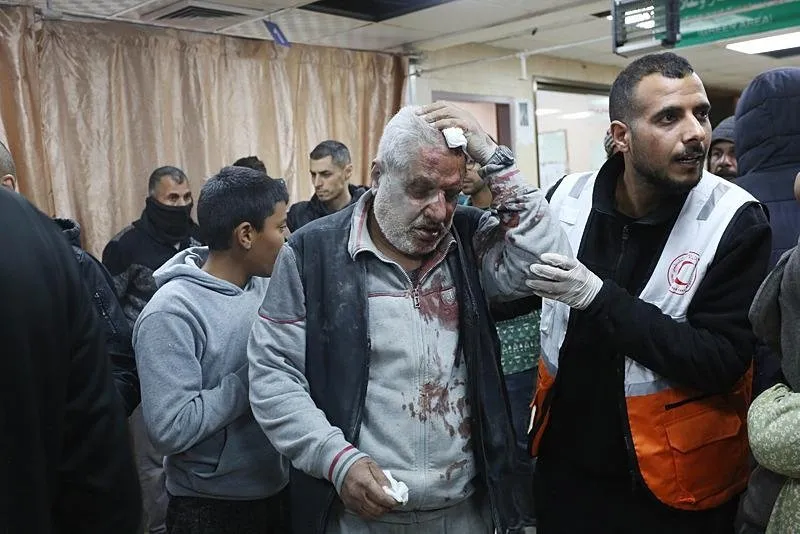 Katil İsrail ordusu, Gazze'nin Deyr Belah kentinin güneyinde bir binaya düzenlediği saldırı sonucu ölü ve yaralıların olduğu bildirildi. Saldırıda yaralanan Filistinliler, Aksa Şehitleri Hastanesi'ne kaldırıldı. (7 Mart 2024)
