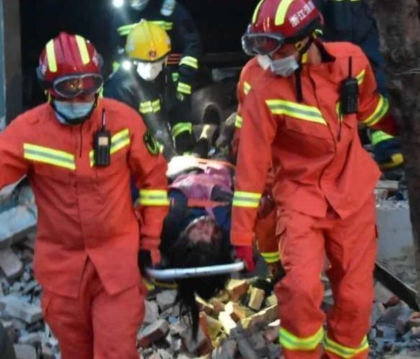 cinde-yoldan-cikan-yakit-tankerinde-patlama-cok-sayida-olu-ve-yaralilar-var-1592056370660.jpg Çin’de yoldan çıkan yakıt tankerinde patlama: Çok sayıda ölü ve yaralı var-1