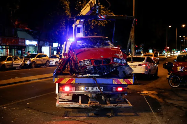 Kontrolden çıktı dükkana daldı! Ankara'da feci kaza