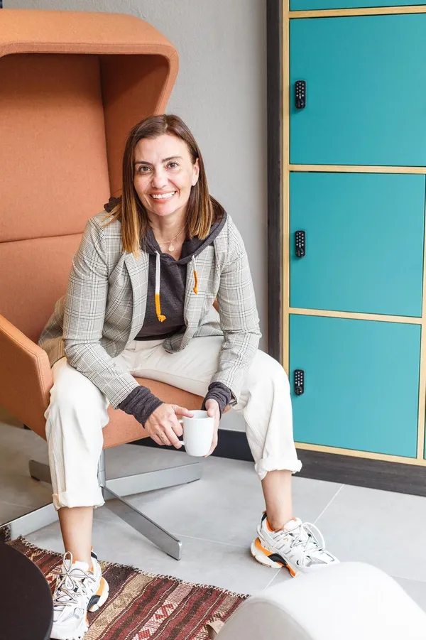 ev-kokusu-kitabiyla-taninan-ozlen-copuroglundan-erken-kadinlar-gunu-kutlamasi-1614685066388.jpeg Ev Kokusu kitabıyla tanınan Özlen Çopuroğlu'ndan erken Kadınlar Günü kutlaması-2