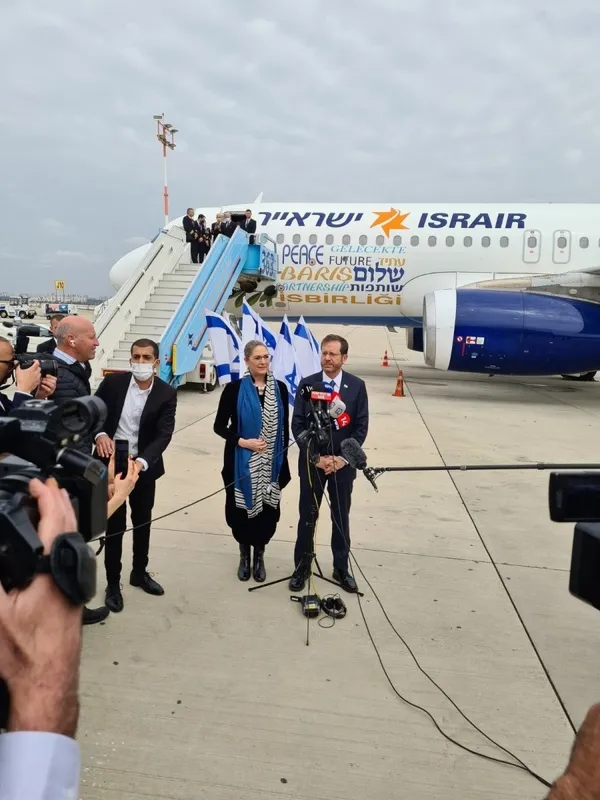 son-dakika-israil-cumhurbaskani-isaac-herzog-turkiyeye-geliyor-herzogdan-ziyaret-oncesi-baris-ve-isbirligi-mes-1646824547365.jpeg SON DAKİKA: İsrail Cumhurbaşkanı Isaac Herzog Türkiye'ye geldi Herzog'dan ziyaret öncesi barış ve işbirliği mesajları-9