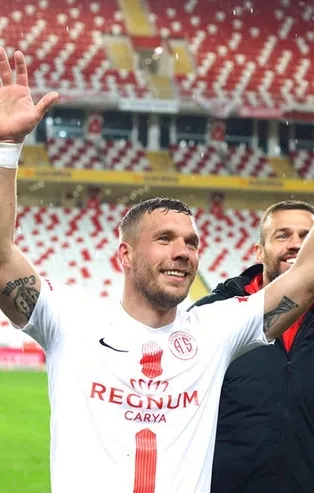 Galatasaray'ın eski yıldızı Lukas Podolski futbola başladığı kulübe geri döndü