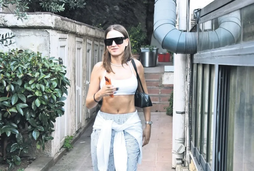 50 bin liralık terlikle dolaşıyor