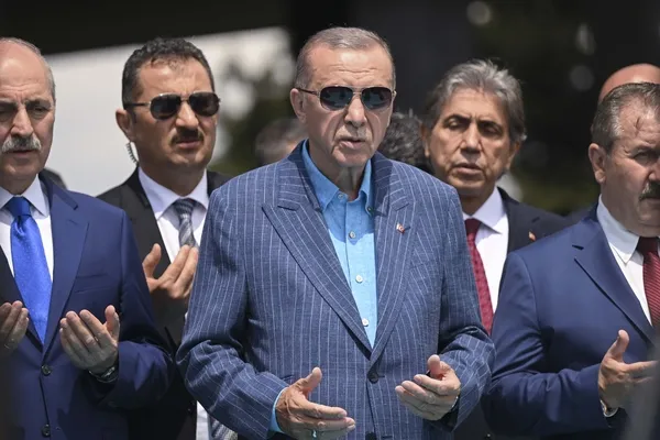 Son dakika: Merhum Başbakan Adnan Menderes'in kabrine ziyaret! Başkan Recep Tayyip Erdoğan'dan sandık çağrısı-9