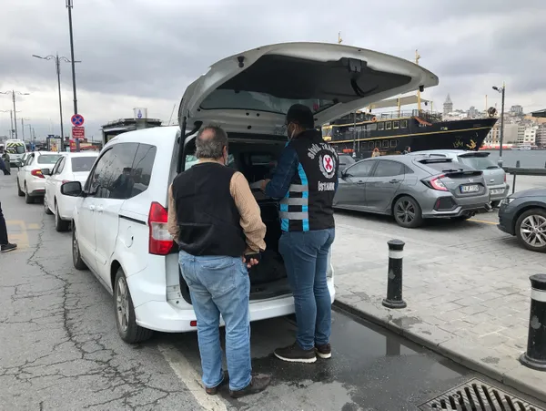 fatihte-yolcu-secen-taksicilerin-araclari-baglandi-1634124422193.jpg Fatih'te yolcu seçen taksicilerin araçları bağlandı-4