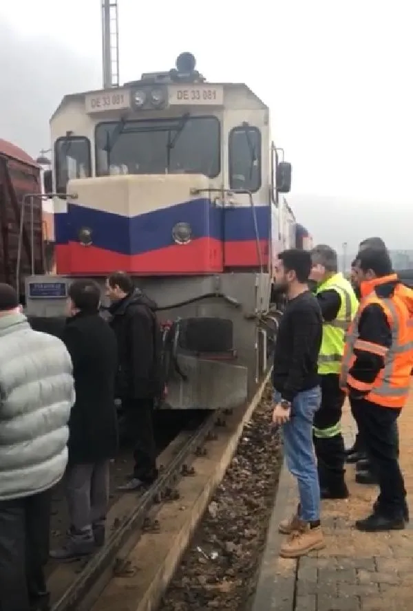 Elazığ'da bilet bulamayan yolcular, trenin önünü kesti-2