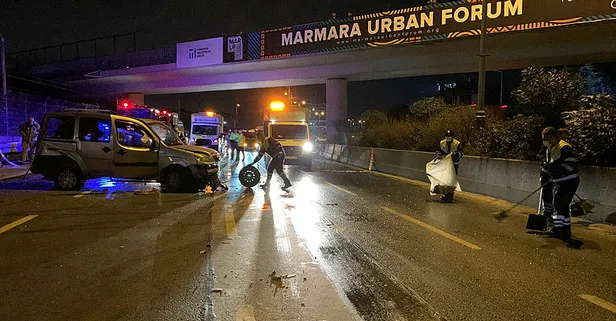 Bayrampaşa'da hafif ticari araç bariyere çarptı: 1'i ağır, 3 yaralı